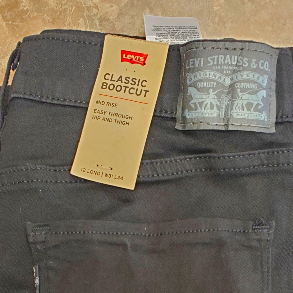 Black ladies levis, class bootcut